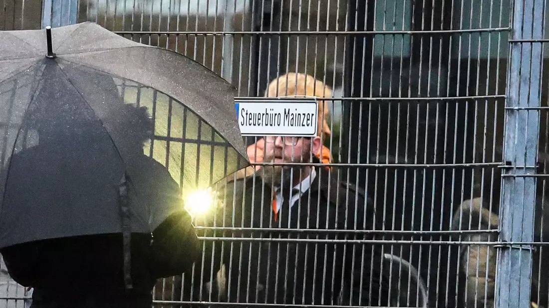 Moderator Thomas Gottschalk (hinten M, orangefarbene Jacke) kommt vor der RTL-Show «Denn sie wissen nicht, was passiert» am Studio an. - Bild: Christoph Reichwein/dpa
