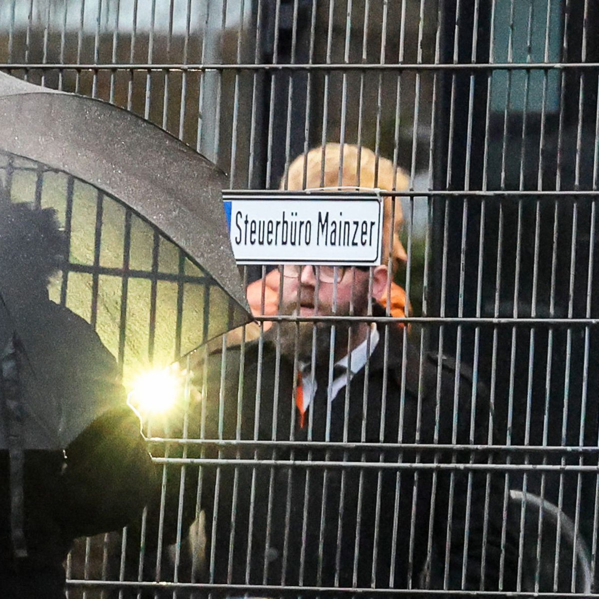 Moderator Thomas Gottschalk (hinten M, orangefarbene Jacke) kommt vor der RTL-Show «Denn sie wissen nicht, was passiert» am Studio an. - Foto: Christoph Reichwein/dpa