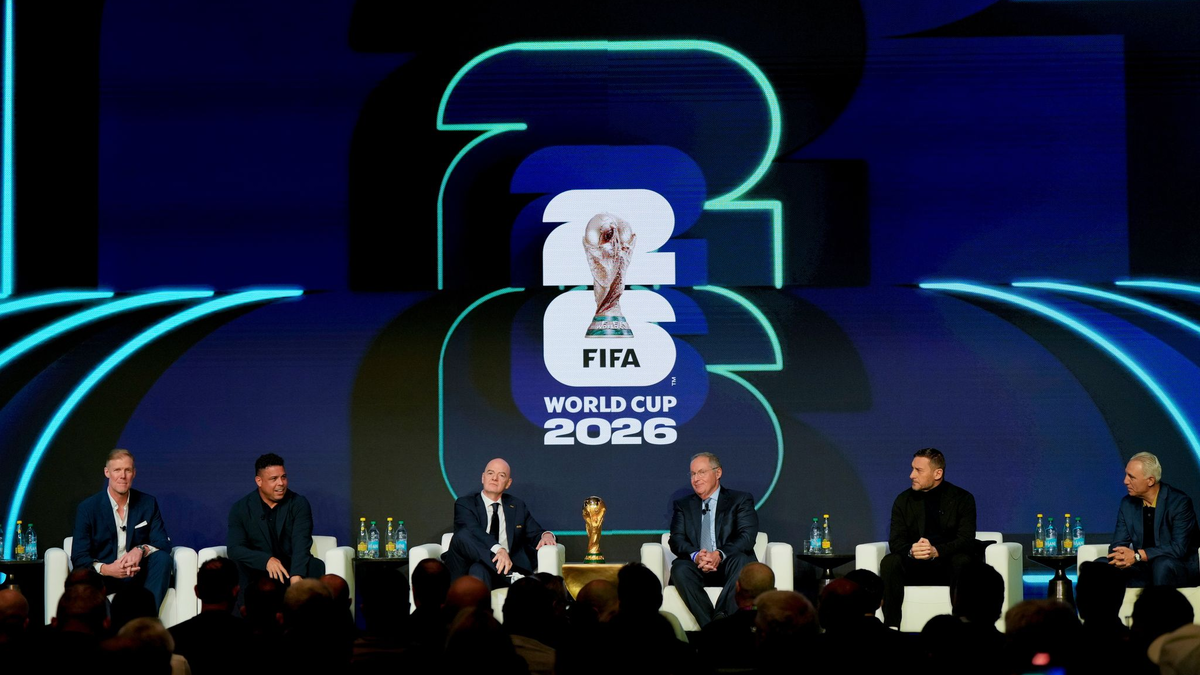 Im Kreise von Fußball-Legenden wie Ronaldo (Zweiter von links) präsentierte FIFA-Chef Infantino (Dritter von links) den Spielplan. - Foto: Chris Carlson/AP/dpa