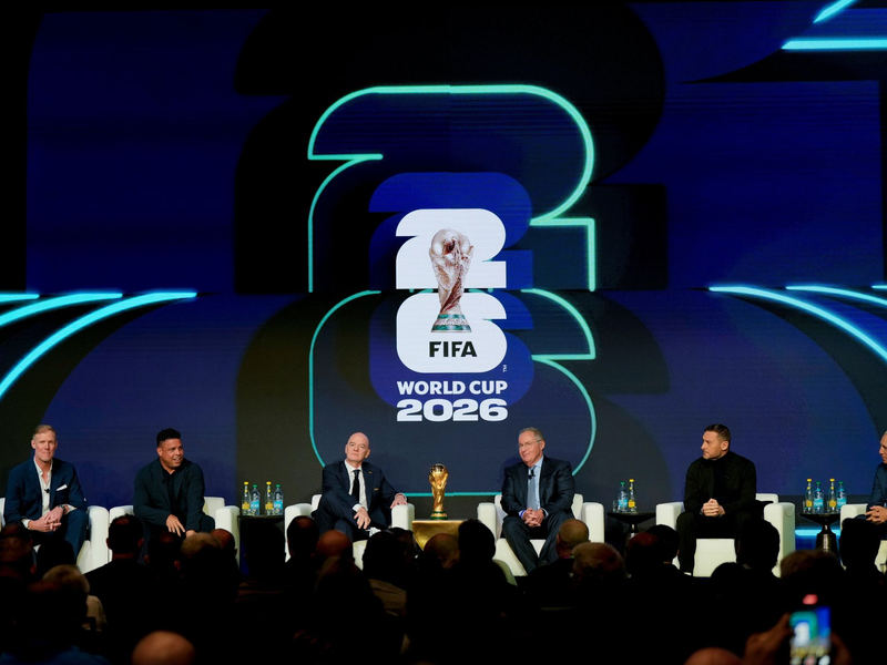 Im Kreise von Fußball-Legenden wie Ronaldo (Zweiter von links) präsentierte FIFA-Chef Infantino (Dritter von links) den Spielplan. - Foto: Chris Carlson/AP/dpa