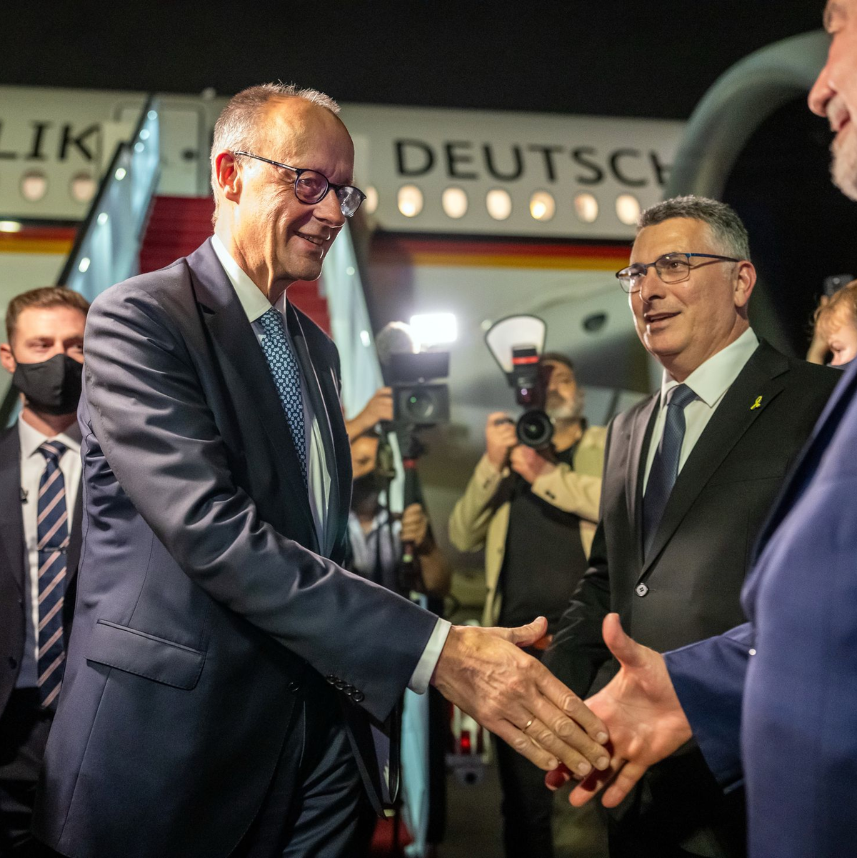 Merz nimmt an der Kranzniederlegung in der Halle der Erinnerungen der Holocaust-Gedenkstätte Yad Vashem teil.  - Foto: Michael Kappeler/dpa