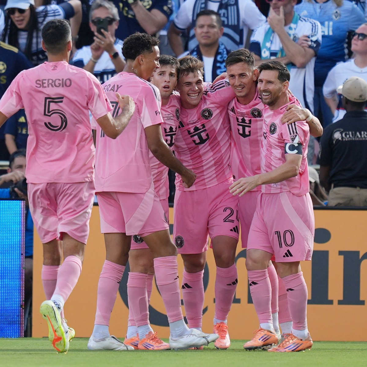 Miami jubelt über das 1:0 - ein Eigentor von Vancouver-Profi Ocampo. - Foto: Rebecca Blackwell/AP/dpa