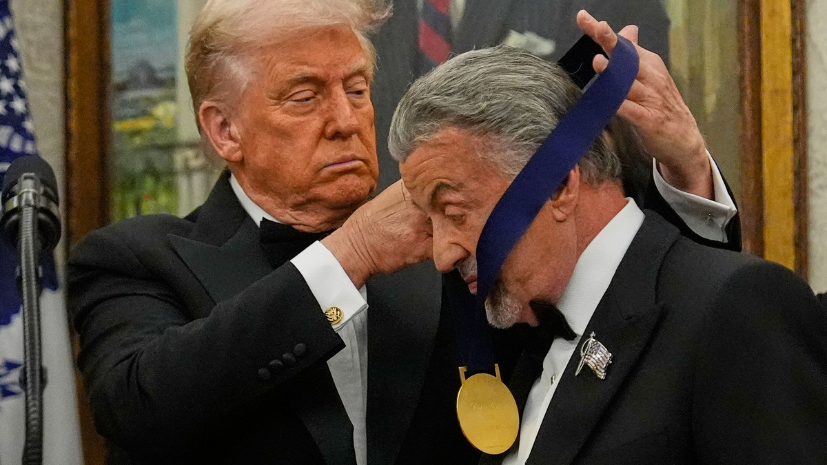 US-Präsident Donald Trump hängt der Actionfilm-Ikone Sylvester Stallone eine Medaille um.  - Foto: Julia Demaree Nikhinson/AP/dpa