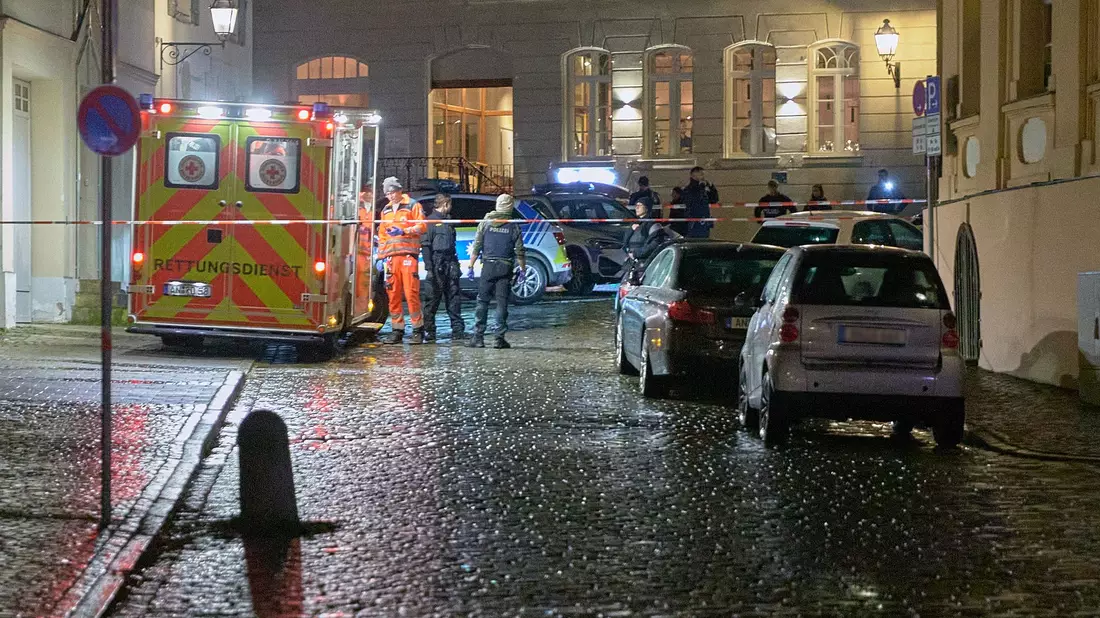 Polizisten suchen in der Innenstadt von Ansbach den Tatort ab. - Bild: Tizian Gerbing/dpa