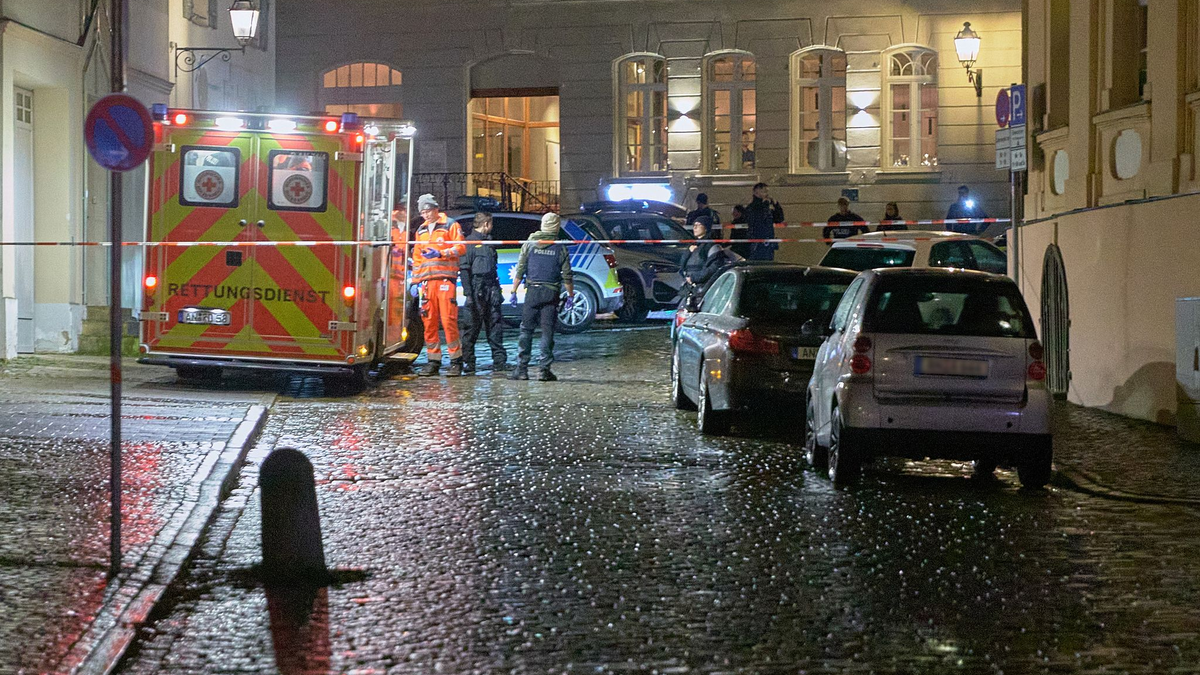 Polizisten suchen in der Innenstadt von Ansbach den Tatort ab. - Foto: Tizian Gerbing/dpa
