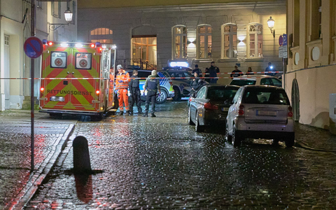 Polizisten suchen in der Innenstadt von Ansbach den Tatort ab. - Foto: Tizian Gerbing/dpa