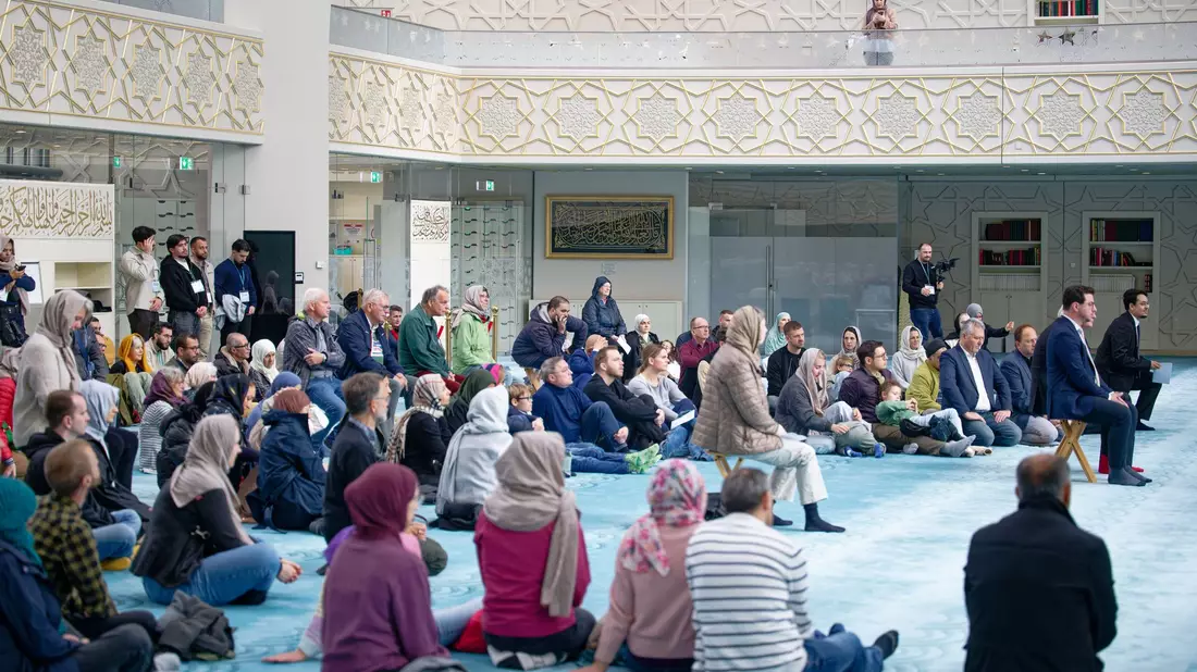 Am Tag der offenen Moschee besuchen auch Menschen, die nicht Muslime sind, Moscheen, wie hier in Köln. (Archivfoto) - Bild: Henning Kaiser/dpa