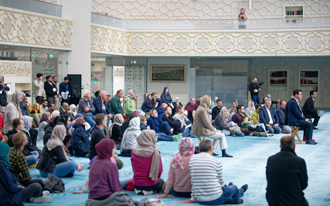 Am Tag der offenen Moschee besuchen auch Menschen, die nicht Muslime sind, Moscheen, wie hier in Köln. (Archivfoto) - Foto: Henning Kaiser/dpa
