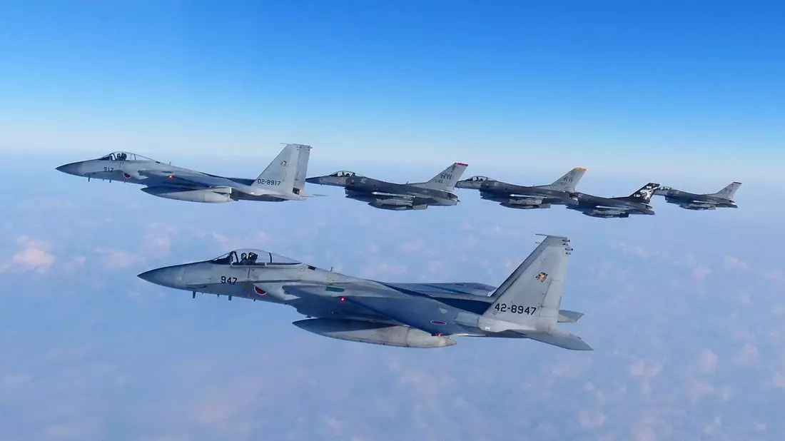 Chinesische Militärflugzeuge sollen japanische Kampfjets mit ihrem Feuerleitradar ins Visier genommen haben. (Archivfoto)  - Bild: Uncredited/Joint Staff of the Japanese Self-Defense Force/AP/dpa