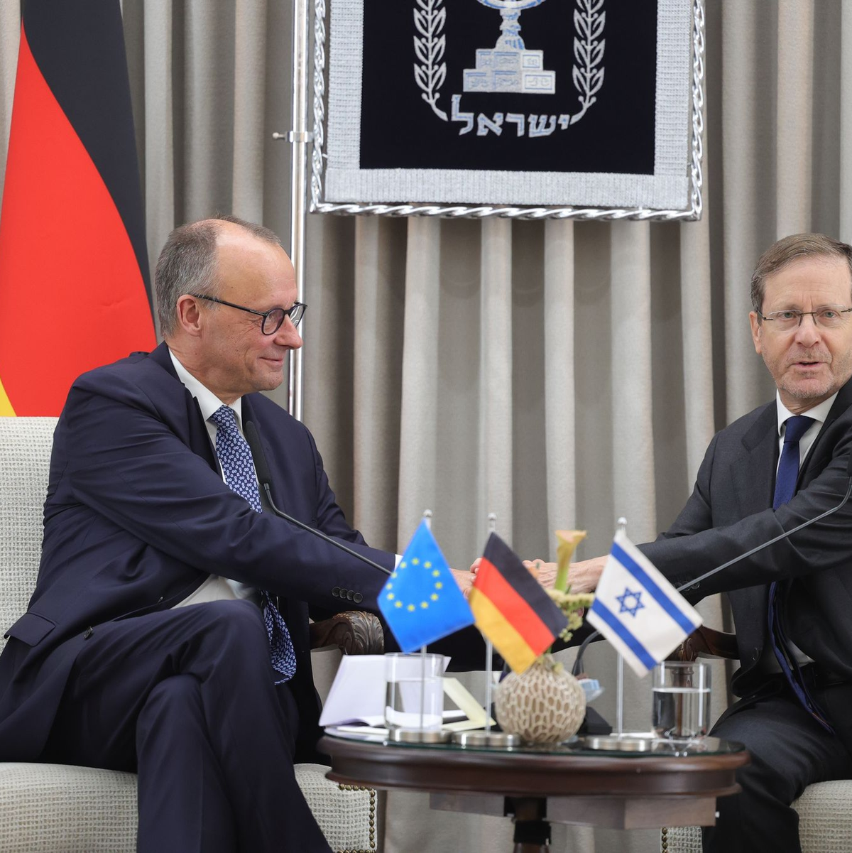 Merz betont, Deutschland werde immer an der Seite Israels stehen. - Foto: ABIR SULTAN/Pool EPA/AP/dpa