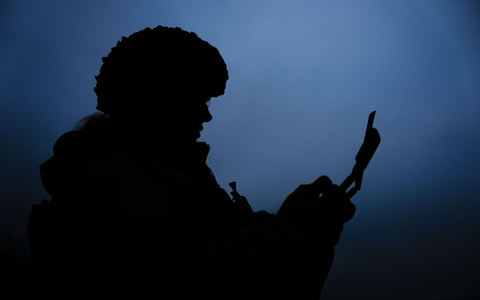 Auch wenn auf politischer Ebene über Frieden für die Ukraine gesprochen wird, gehen am Boden die Kämpfe weiter. - Foto: Julia Demaree Nikhinson/AP/dpa