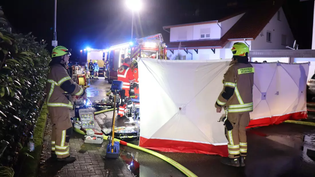 Bei einem Brand in St. Leon-Rot sind zwei Menschen ums Leben gekommen.  - Bild: René Priebe/dpa