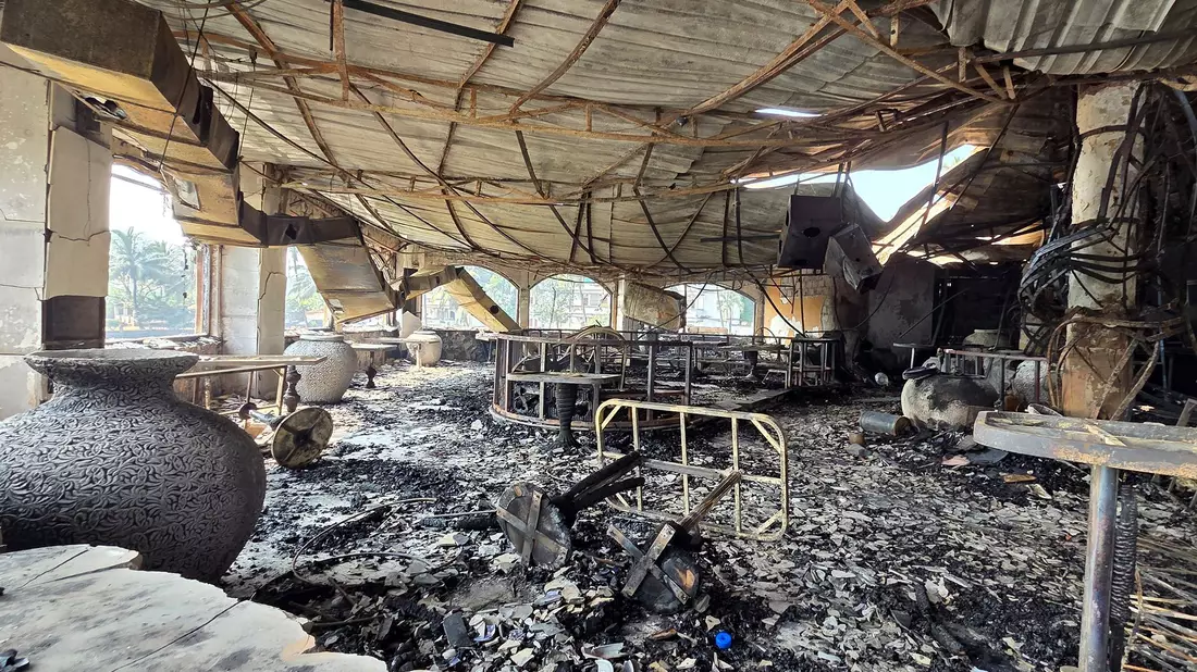 Die verkohlten Innenräume eines Nachtclubs, der am frühen Sonntag in Brand geraten war, sind in Arpora, Goa, zu sehen. (Foto aktuell) - Bild: Uncredited/AP/dpa