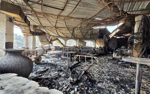 Die verkohlten Innenräume eines Nachtclubs, der am frühen Sonntag in Brand geraten war, sind in Arpora, Goa, zu sehen. (Foto aktuell) - Foto: Uncredited/AP/dpa