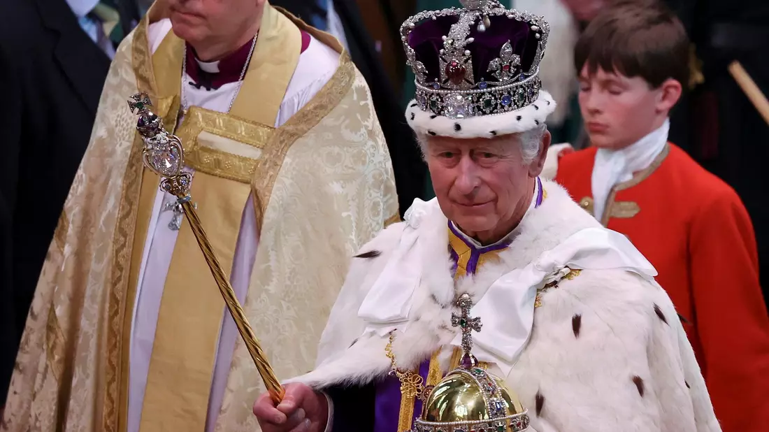 König Charles III. trug die State Crown nach seiner Krönung (Archivbild). - Bild: Phil Noble/AP/dpa
