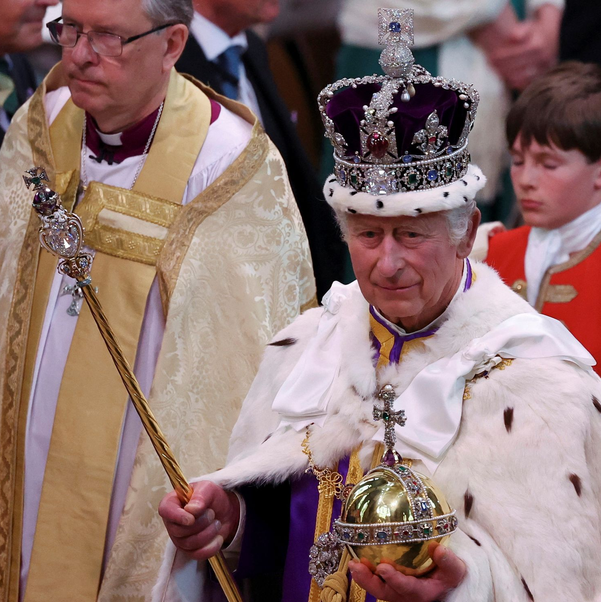 König Charles III. trug die State Crown nach seiner Krönung (Archivbild). - Foto: Phil Noble/AP/dpa