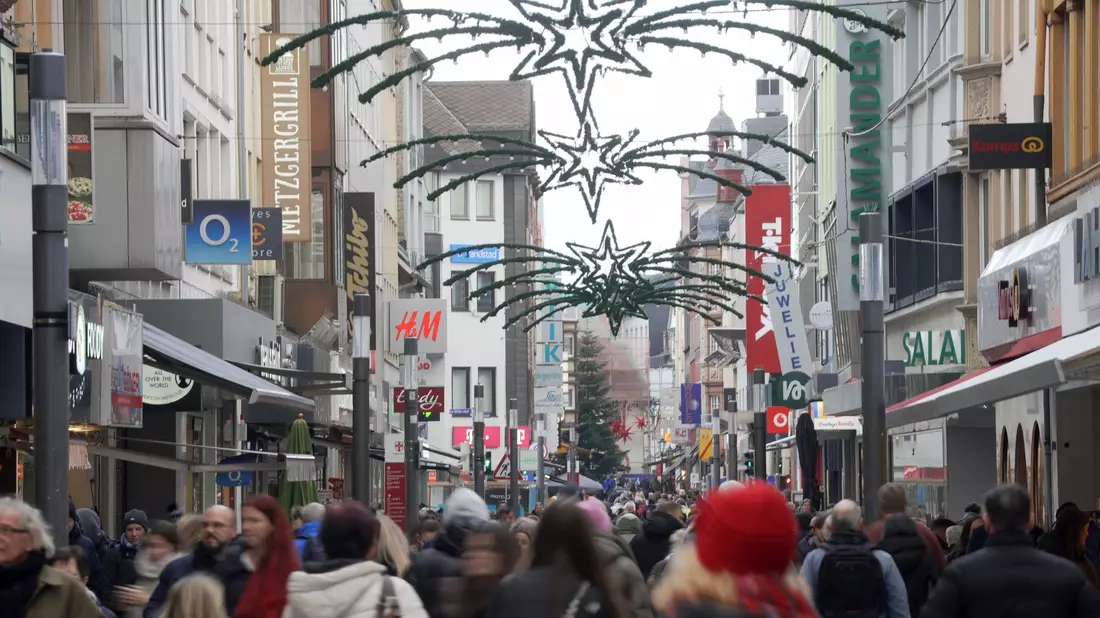 Viele Menschen sind aus Sicht der Einzelhändler noch nicht in Weihnachtskauflaune. (Archivbild) - Bild: Thomas Frey/dpa