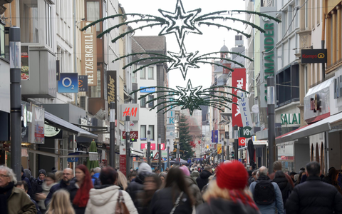 Viele Menschen sind aus Sicht der Einzelhändler noch nicht in Weihnachtskauflaune. (Archivbild) - Foto: Thomas Frey/dpa