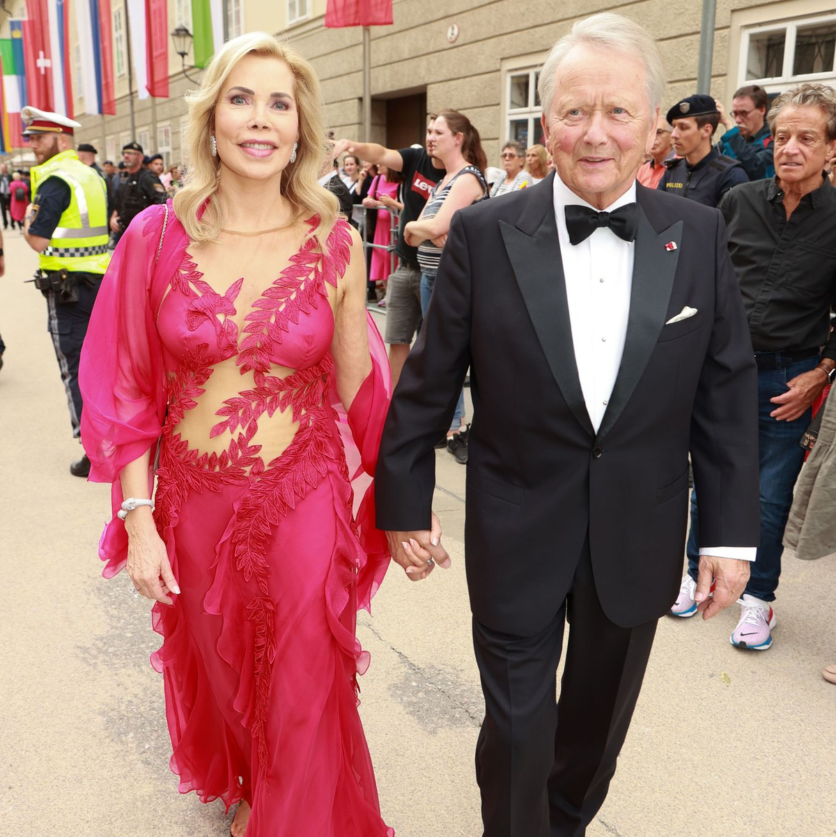 Gabriela zu Leiningen und Wolfgang Porsche bei den Salzburger Festspielen - etwas mehr als zwei Jahre später folgte nun die Hochzeit, ebenfalls in Salzburg. - Foto: Franz Neumayr/APA/dpa