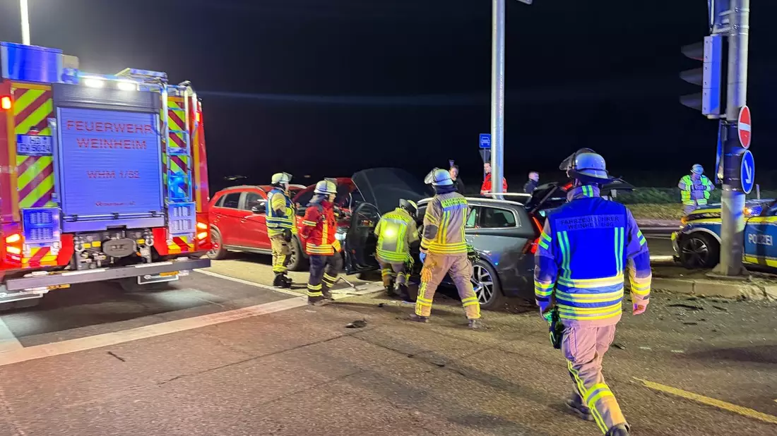 FW Weinheim: Drei Fahrzeuge kollidieren auf der Kreuzung B38 / Viernheimer Straße, darunter ein Streifenwagen der Polizei - Bild: presseportal.de