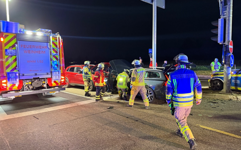 FW Weinheim: Drei Fahrzeuge kollidieren auf der Kreuzung B38 / Viernheimer Straße, darunter ein Streifenwagen der Polizei - Foto: presseportal.de