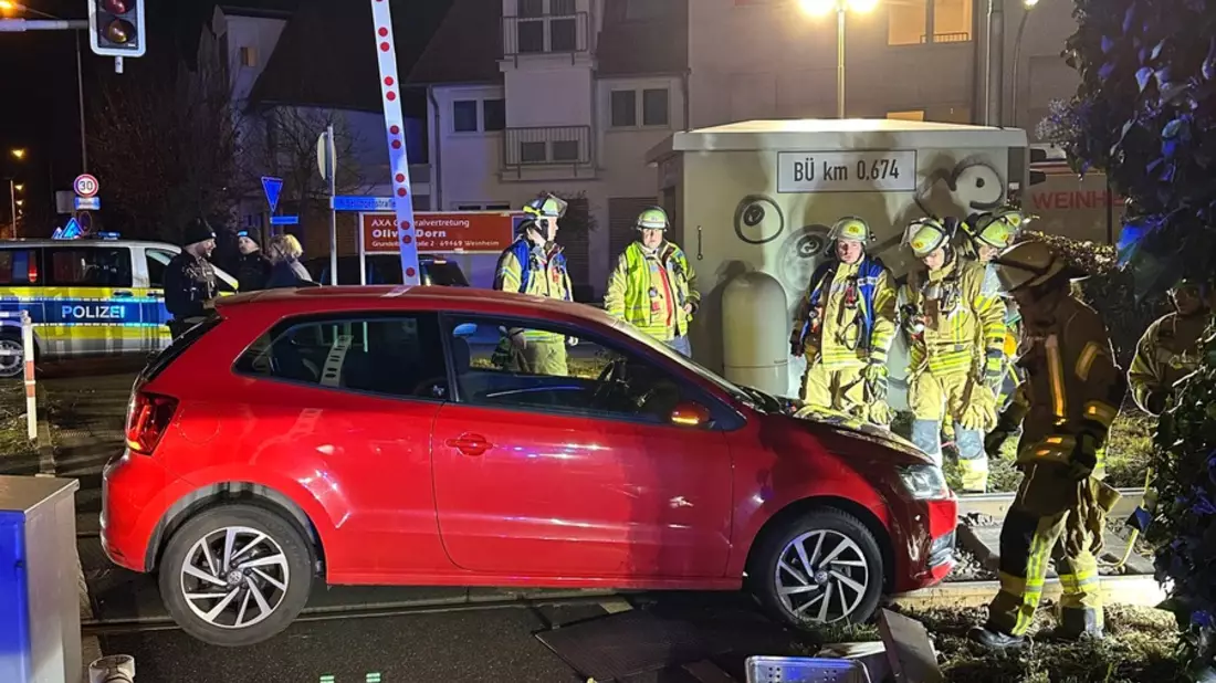 FW Weinheim: Auto landet auf den Gleisen am Bahnübergang Bergstraße. Feuerwehr hebt festgefahrenen Volkswagen mit Hebekissen aus dem Gleisbett - Bild: presseportal.de