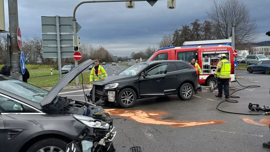 FW Weinheim: Wieder Verkehrsunfall auf der B38 Kreuzung Viernheimer Straße - Bild: presseportal.de