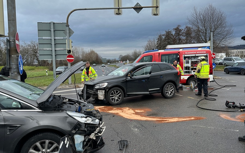 FW Weinheim: Wieder Verkehrsunfall auf der B38 Kreuzung Viernheimer Straße - Foto: presseportal.de
