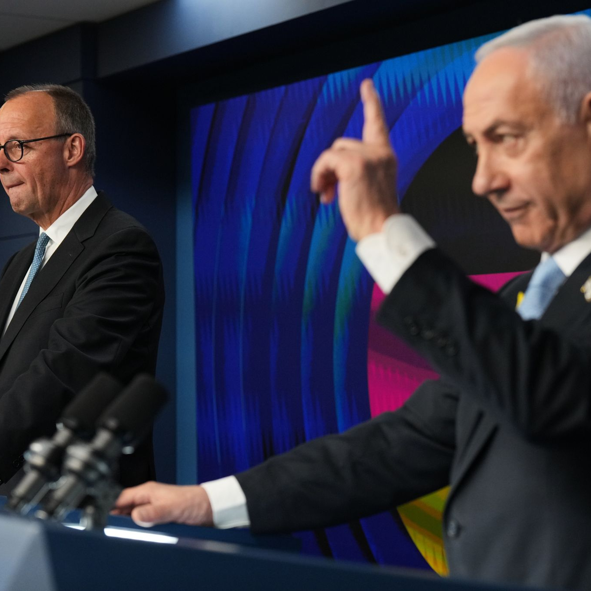 Richtig gute Freunde sind die beiden nicht, aber sie kamen in Jerusalem gut miteinander zurecht. - Foto: Ariel Schalit/Pool AP/AP/dpa