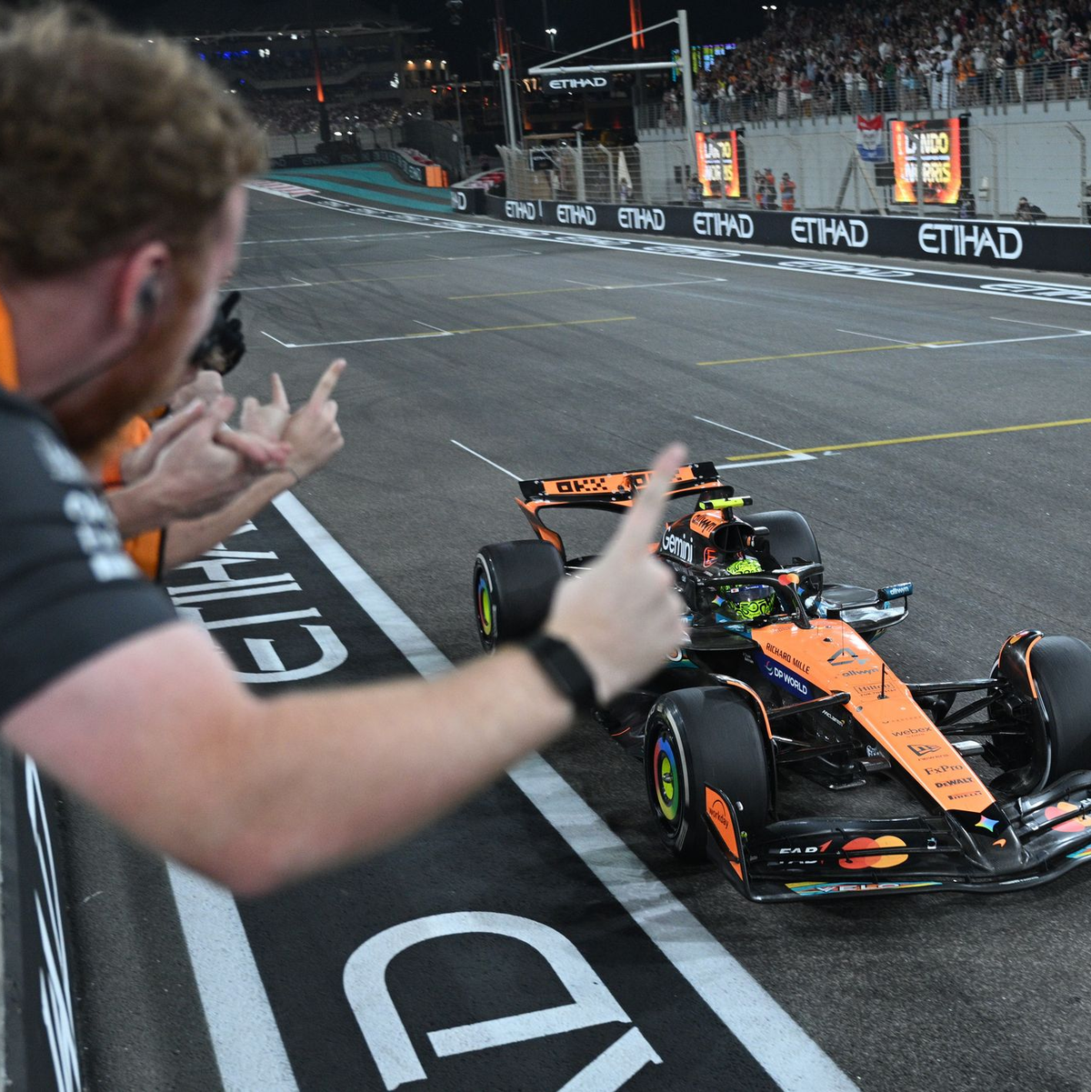 Die Zieldurchfahrt zum WM-Titel.  - Foto: Andrej Isakovic/AFP POOL/AP/dpa