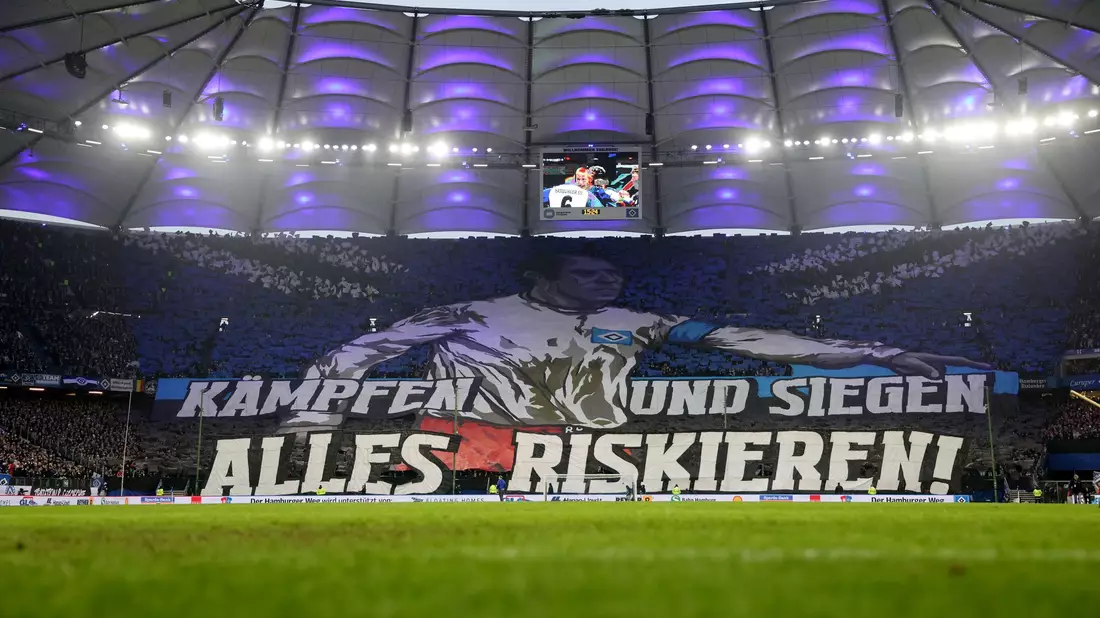 Polizei-Einsatz beim Nordderby zwischen dem Hamburger SV und Werder Bremen. - Bild: Christian Charisius/dpa