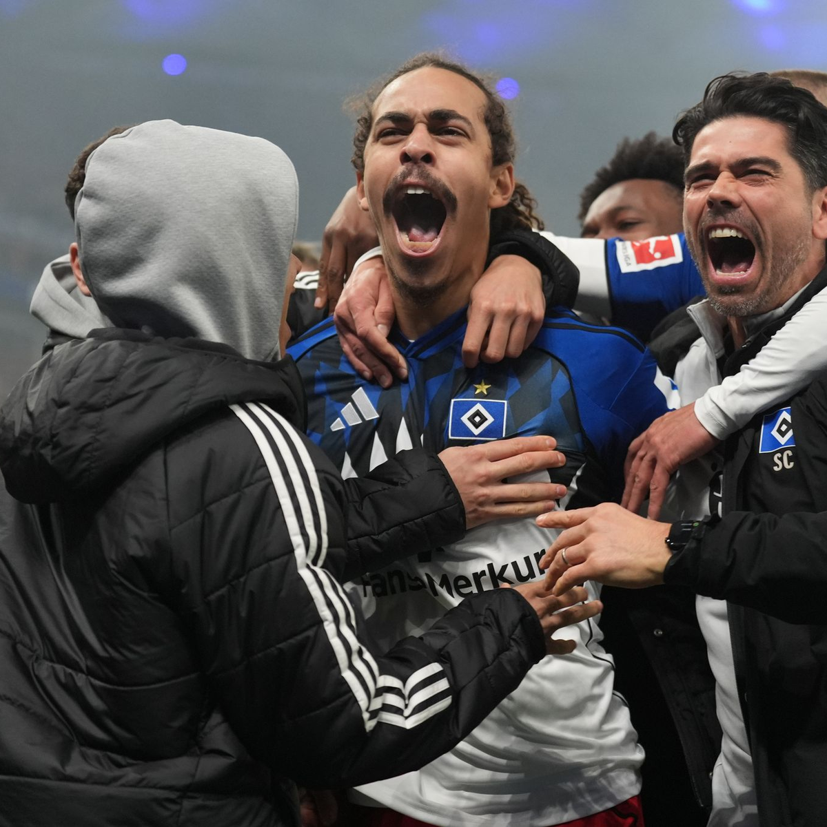 Yussuf Poulsen (M) lässt sich für seinen Siegtreffer feiern. - Foto: Marcus Brandt/dpa