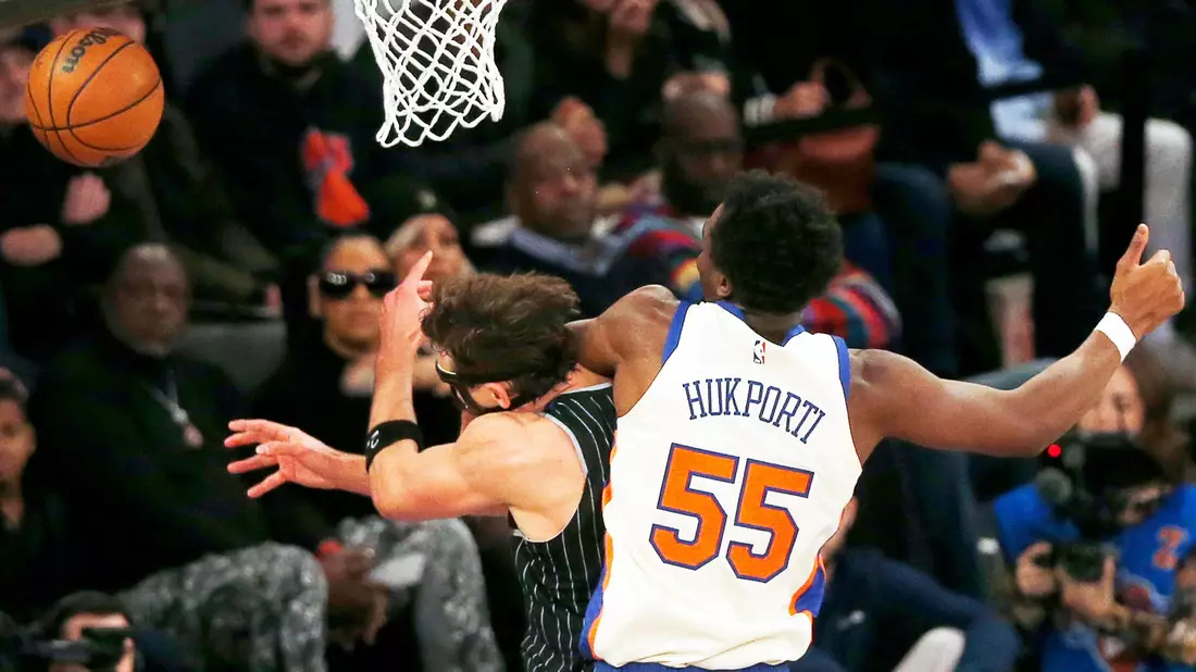 NBA-Star Franz Wagner (links) wird von seinem deutschen Landsmann und Gegenspieler Ariel Hukporti folgenschwer gefoult. - Bild: John Munson/AP/dpa