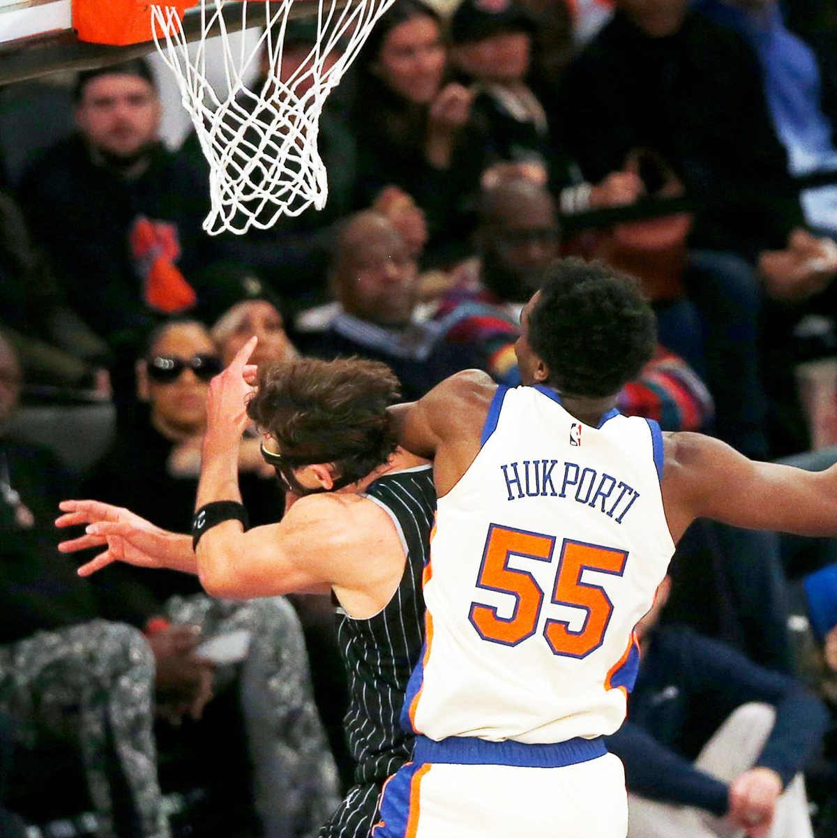 NBA-Star Franz Wagner (links) wird von seinem deutschen Landsmann und Gegenspieler Ariel Hukporti folgenschwer gefoult. - Foto: John Munson/AP/dpa