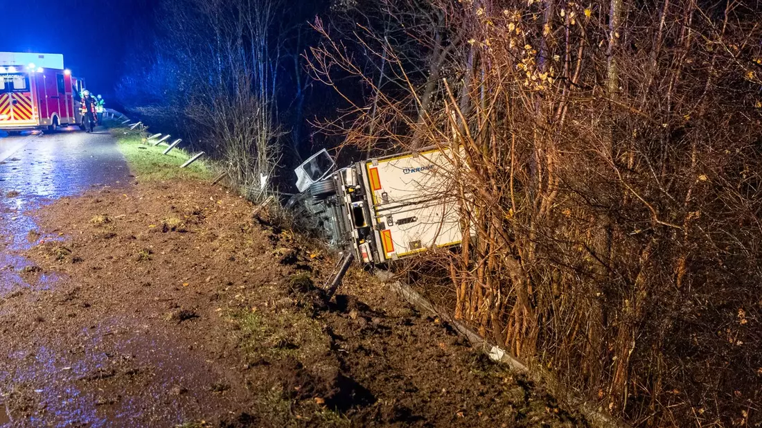 FW Porta Westfalica: 07.12.2025 - BAB2: LKW stürzt Böschung hinab / 2 Personen leichtverletzt - Bild: presseportal.de