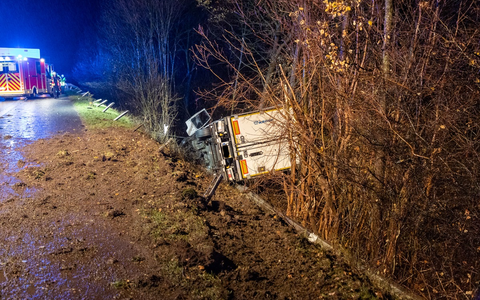 FW Porta Westfalica: 07.12.2025 - BAB2: LKW stürzt Böschung hinab / 2 Personen leichtverletzt - Foto: presseportal.de