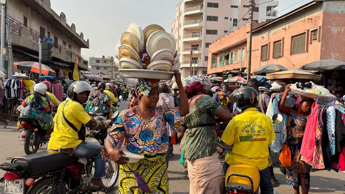 Die Kunde vom Putschversuch platzte in den Alltag in der Stadt Cotonou. (Archivbild) - Bild: Sunday Alamba/AP/dpa