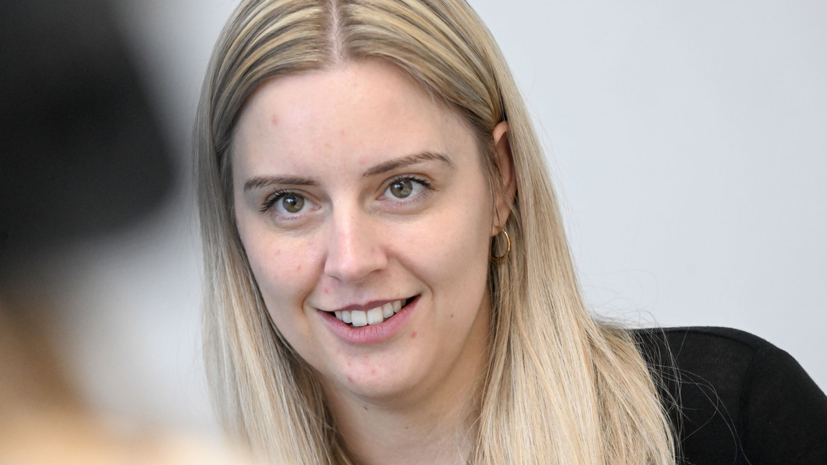 Esa-Ingenieurin Benthaus ist seit einem Unfall 2018 beim Mountainbiken von der Brust abwärts gelähmt. - Foto: Felix Hörhager/dpa