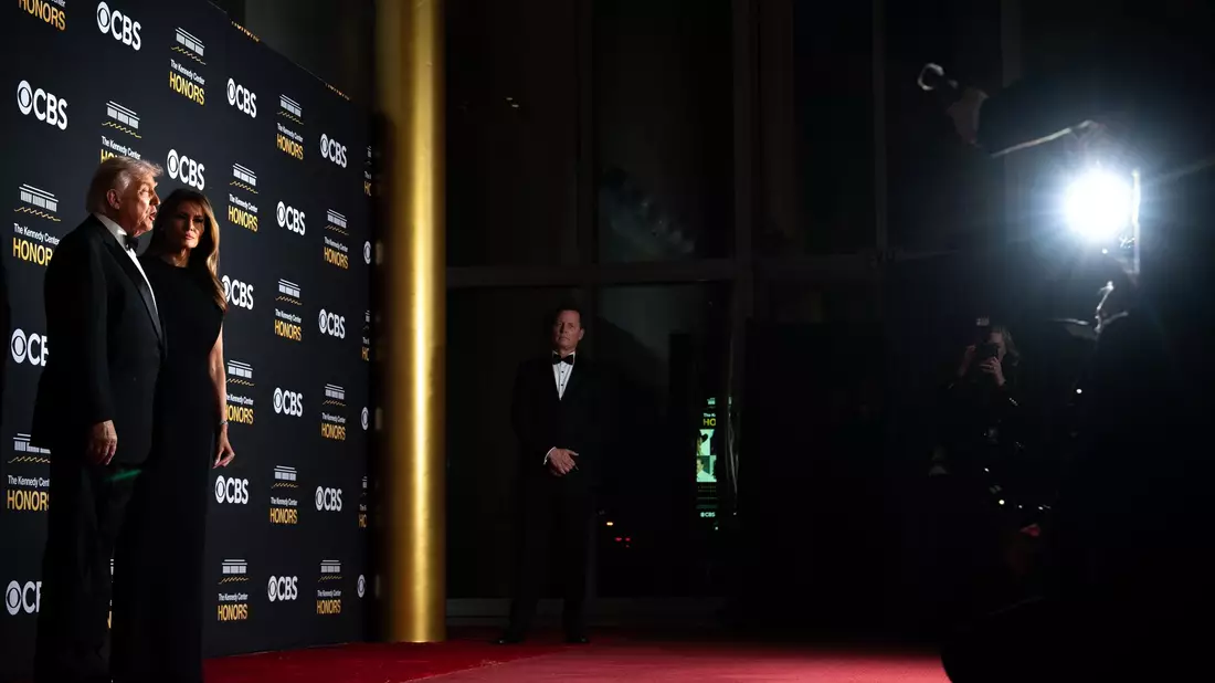 US-Präsident Donald Trump nimmt an einer Gala im Kennedy Center teil. - Bild: Julia Demaree Nikhinson/AP/dpa