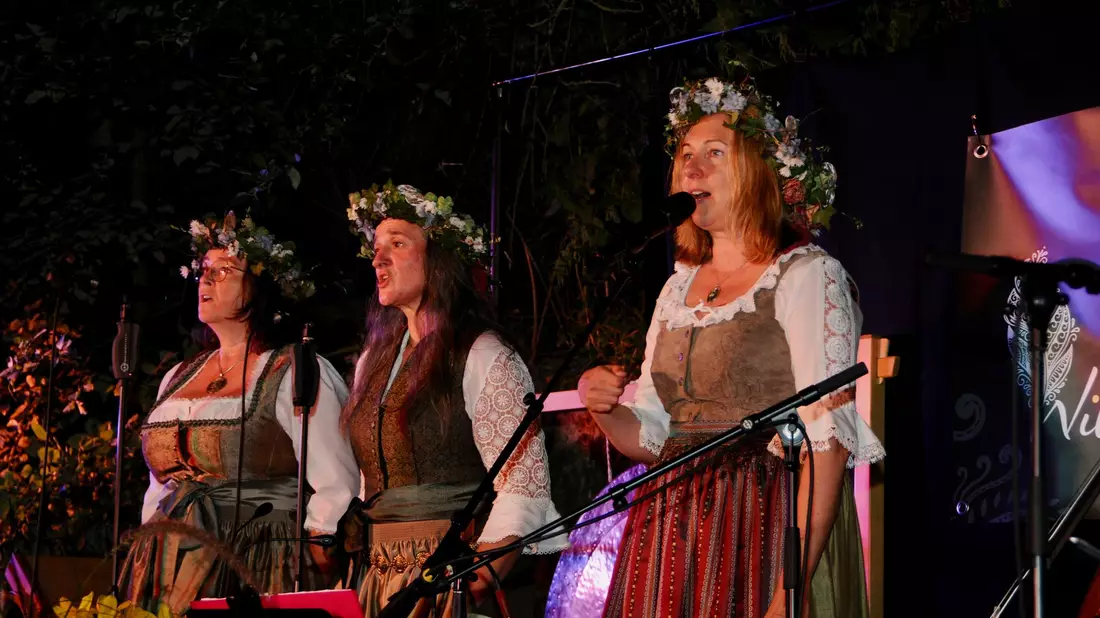 Die Sängerin und Jodellehrerin Sonja Morgenegg (rechts) aus dem Kanton Thurgau bezeichnet sich als «Wildjodlerin». - Bild: Silvia Kumar/Sonja Morgenegg/dpa