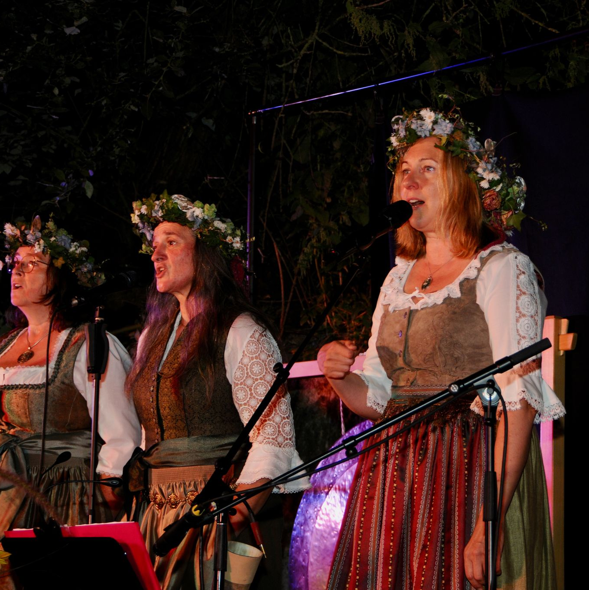 Die Sängerin und Jodellehrerin Sonja Morgenegg (rechts) aus dem Kanton Thurgau bezeichnet sich als «Wildjodlerin». - Foto: Silvia Kumar/Sonja Morgenegg/dpa