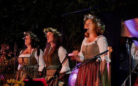Die Sängerin und Jodellehrerin Sonja Morgenegg (rechts) aus dem Kanton Thurgau bezeichnet sich als «Wildjodlerin». - Foto: Silvia Kumar/Sonja Morgenegg/dpa