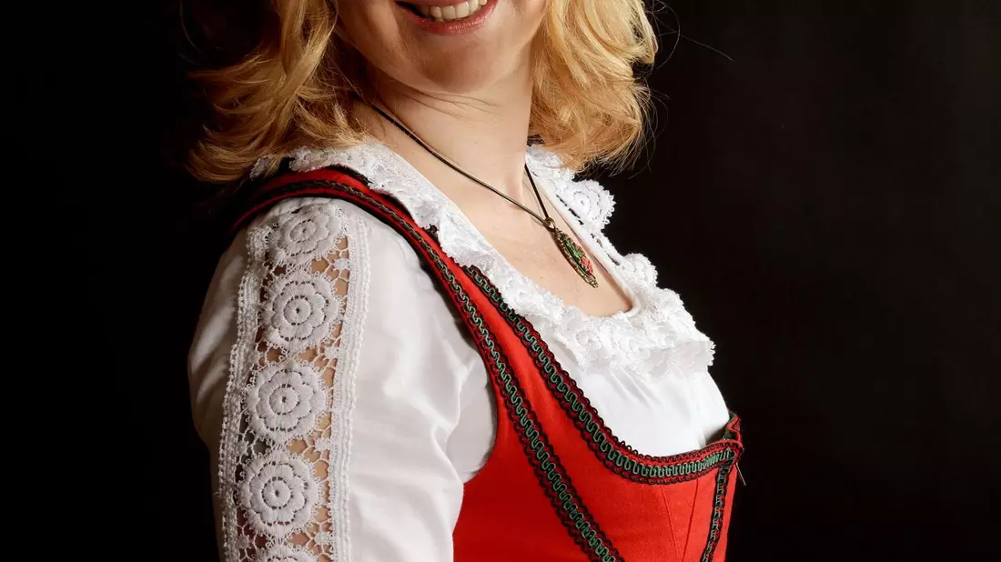 «Meine Wurzeln sind in den Schweizer Bergen. Und auf diesen Wurzeln wachsen meine neuen Wildjodelmelodien wie die Äste eines Baumes in verschiedene Richtungen», sagt Sonja Morgenegg. - Bild: Yasmin Ilg/Sonja Morgenegg/dpa
