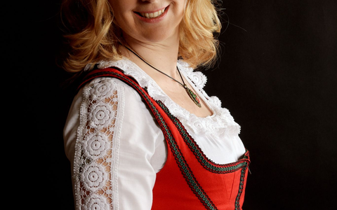 «Meine Wurzeln sind in den Schweizer Bergen. Und auf diesen Wurzeln wachsen meine neuen Wildjodelmelodien wie die Äste eines Baumes in verschiedene Richtungen», sagt Sonja Morgenegg. - Foto: Yasmin Ilg/Sonja Morgenegg/dpa