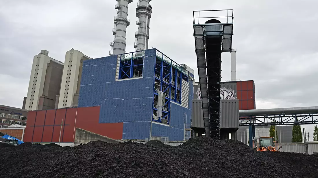 Kohle ist noch der drittwichtigste Energieträger der deutschen Stromproduktion, aber die Menge an Strom aus dem fossilen Brennstoff sinkt. (Symbolbild) - Bild: Michael Brandt/dpa