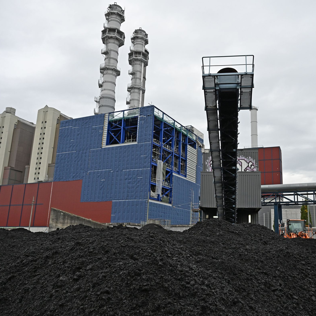 Kohle ist noch der drittwichtigste Energieträger der deutschen Stromproduktion, aber die Menge an Strom aus dem fossilen Brennstoff sinkt. (Symbolbild) - Foto: Michael Brandt/dpa