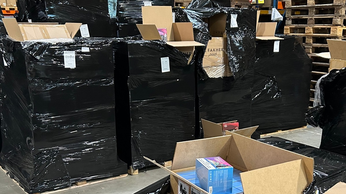 ZOLL-H: Großsicherstellungen von illegalen Vapes / ZOLL beschlagnahmt über 165.000 E-Zigaretten in Bergheim, Rekordsicherstellung von 1,15 Millionen Vapes in Belgien - Foto: presseportal.de