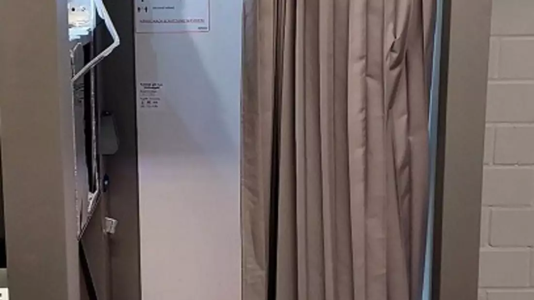 BPOL NRW: Unbekannter demoliert Fotobox im Hauptbahnhof Bielefeld - Bundespolizei leitet Ermittlungsverfahren ein - Bild: presseportal.de