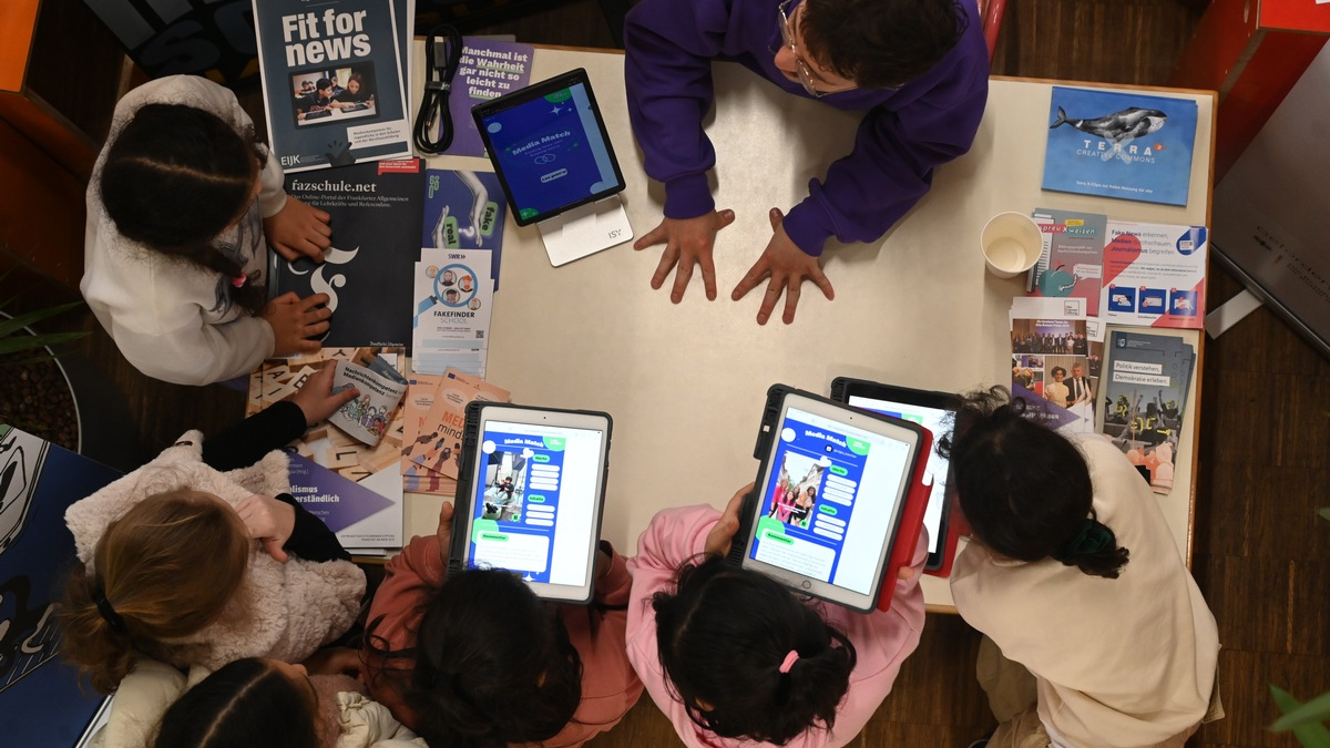 Newscamps gegen Desinformation: Bezirksregierung Arnsberg und #UseTheNews starten Pilotprojekt an drei Schulen - Foto: presseportal.de