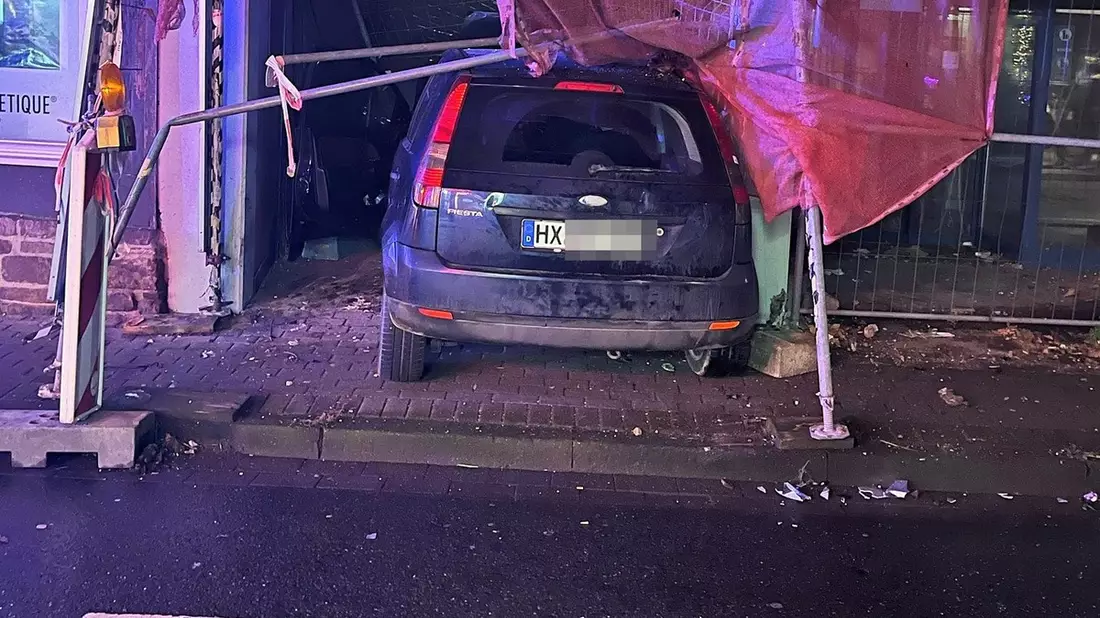 POL-HX: Auto fährt in eingerüstetes Geschäftshaus - Bild: presseportal.de
